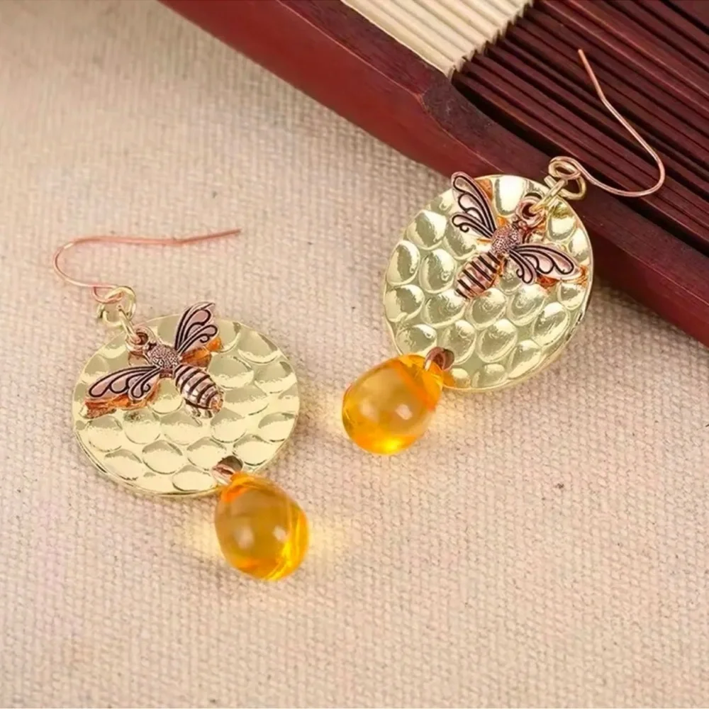 Vintage Gothic Copper Bumble Bee Earrings - Picture 4 of 10